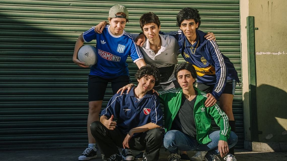 La amistad como refugio: el Indio Solari y el fútbol barrial toman la escena en La Banda de Lurzu