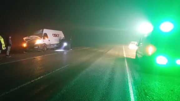 La banquina cedió y un furgón quedó atrapado sobre la Ruta 3