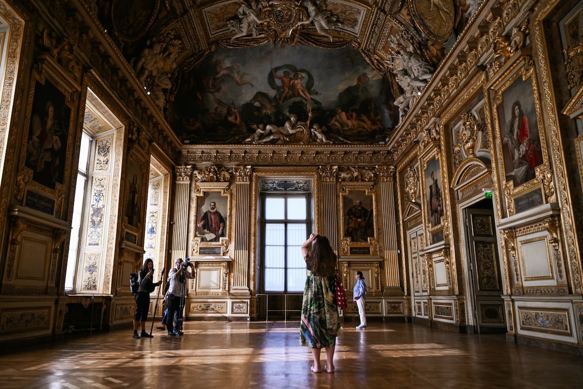 La galería Apolo del Museo del Louvre reabre nueve meses después del espectacular robo de las joyas de la Corona | Cultura