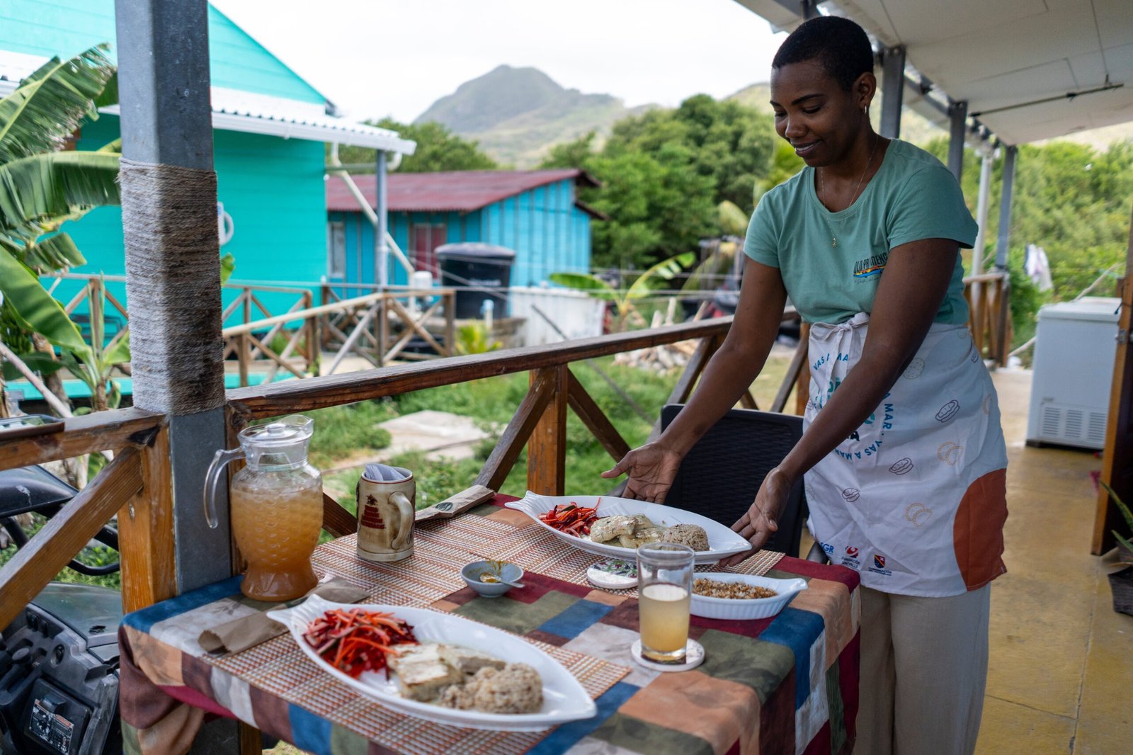 Becky Hawkins Henry sirve una de sus preparaciones en Providencia (Colombia), el 14 de mayo.
