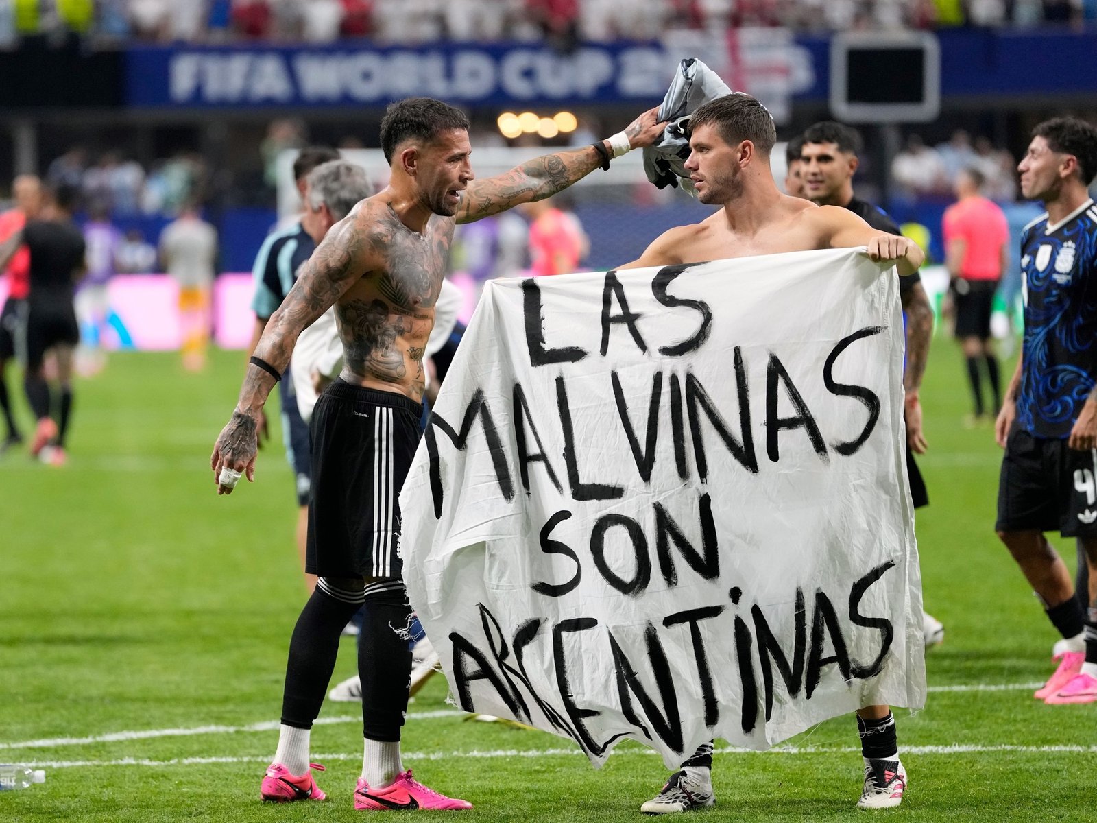 La indignación de los medios británicos por la bandera de Malvinas que desplegaron los jugadores de Argentina: "Repugnante"