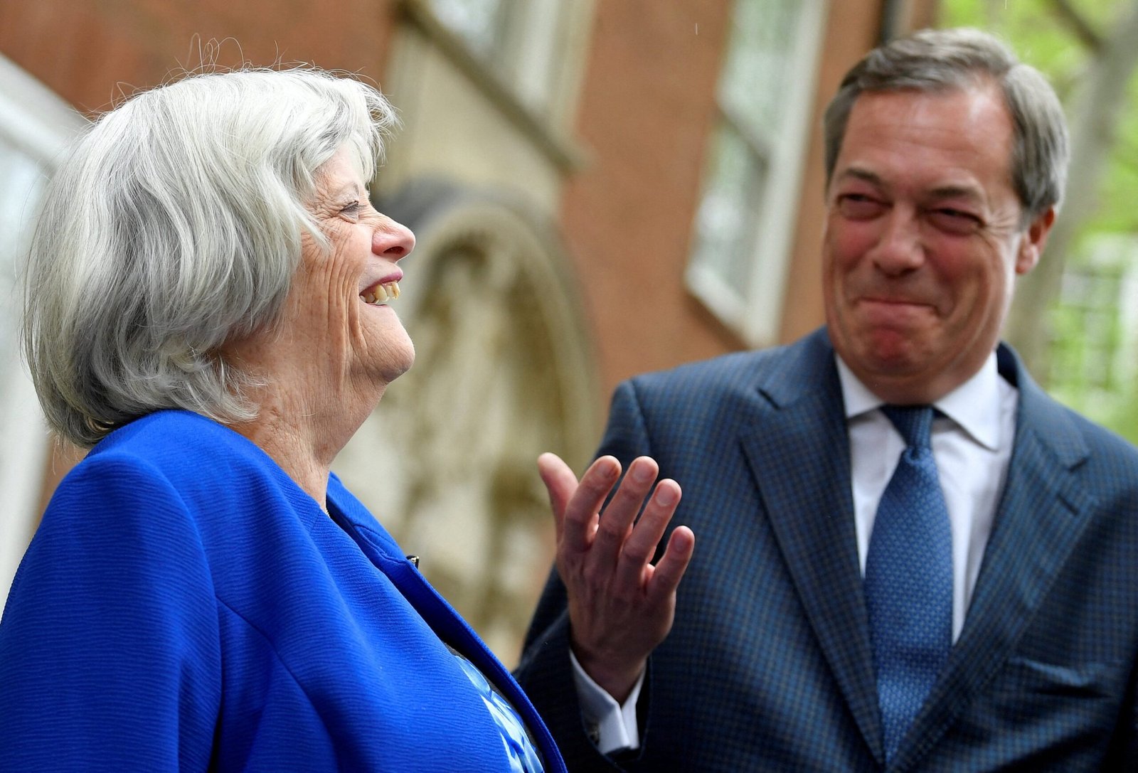La policía britanica investiga el asesinato en su casa de una popular política conservadora que saltó a las filas de Farage