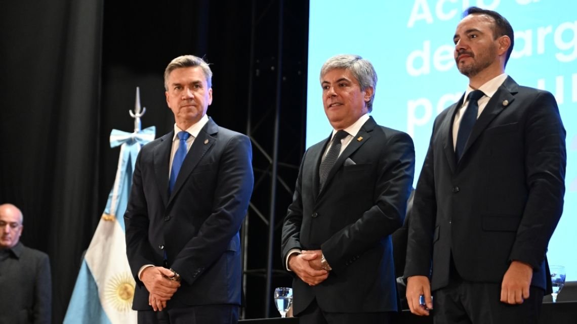 Larroza asumió como rector de la UNNE hasta 2030: “Los invito a construir la Universidad que nos merecemos”
