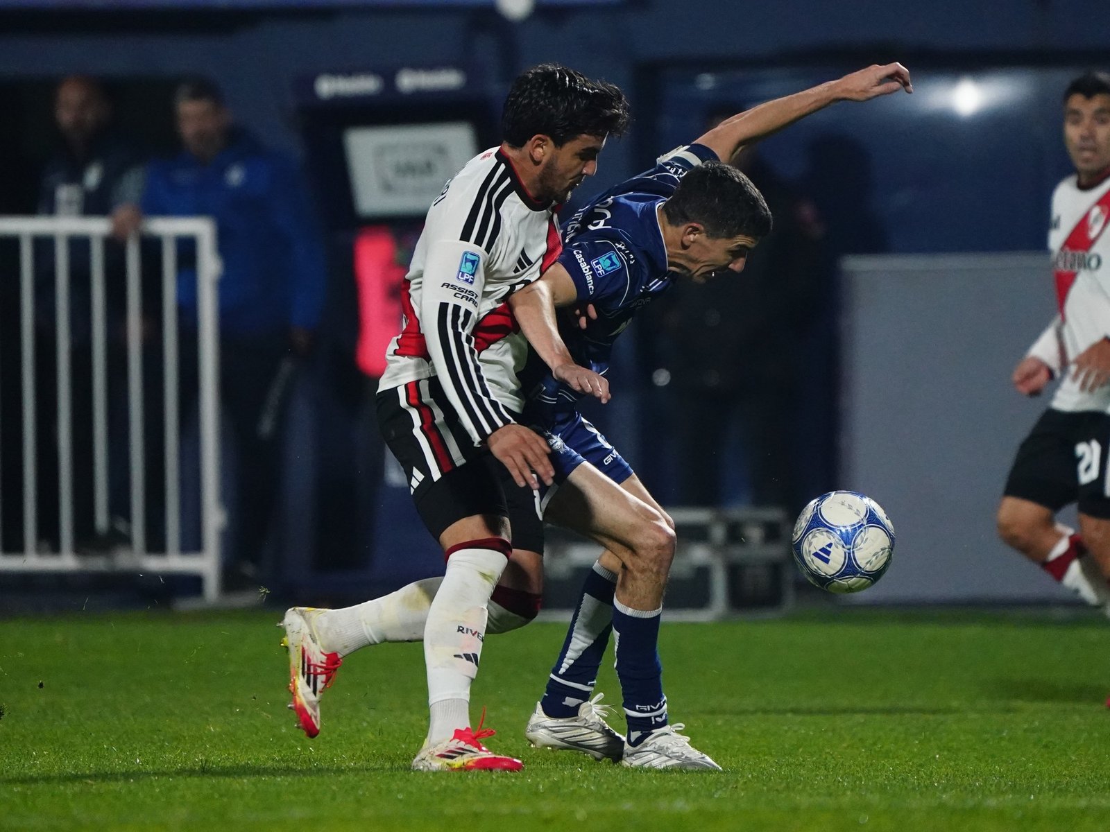 Las lesiones de Correa, Arambarri y Acuña agravaron otra noche complicada para River