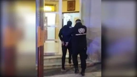 Llamaron por dos jóvenes que "barreteaban" un capot en pleno centro y la policía los atrapó con las manos en la masa