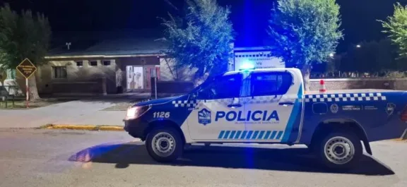 Lo atacaron a fierrazos mientras dormía, le dispararon pero escapó y caminó toda la noche hasta encontrar ayuda