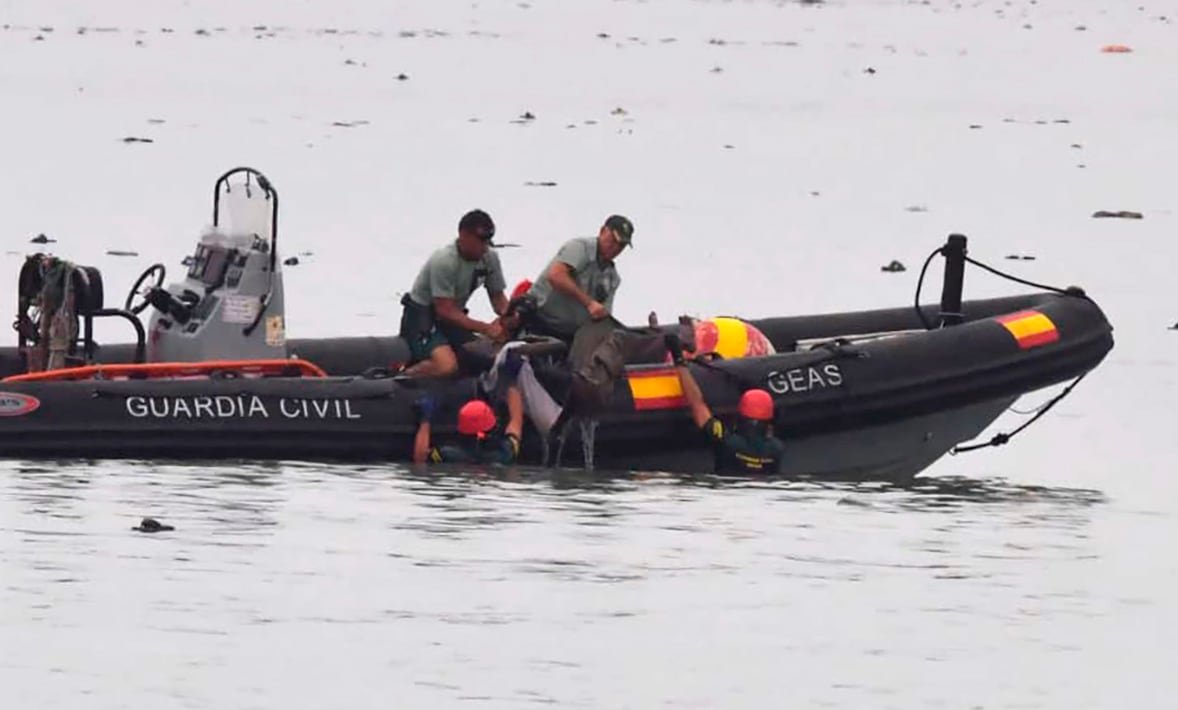 El cadáver de un inmigrante es rescatado este viernes por agentes de la Guardia Civil en las aguas de Ceuta.
