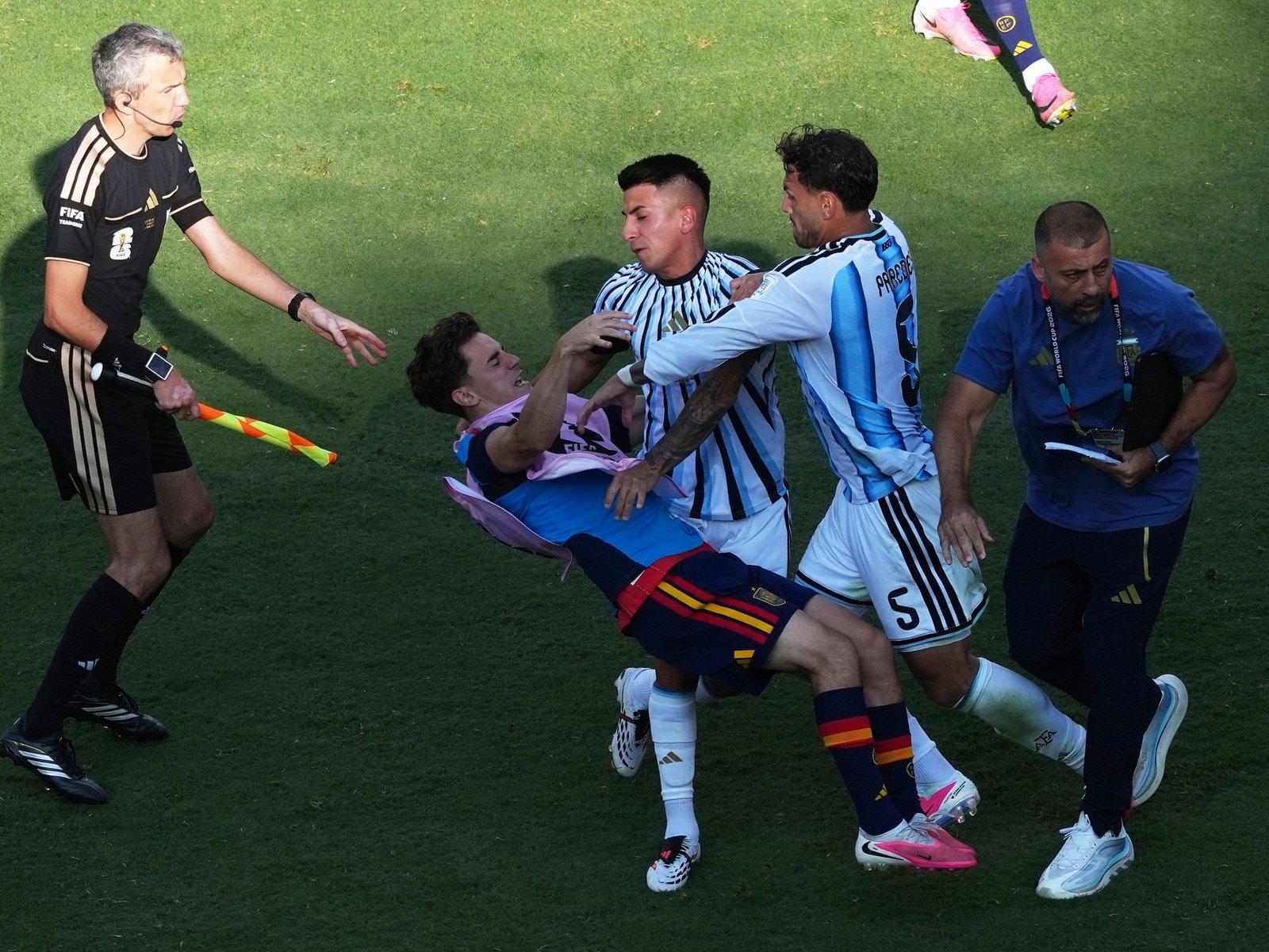 Los cruces por la final del Mundial desbordaron el fútbol hasta convertirse en una polémica política y cultural