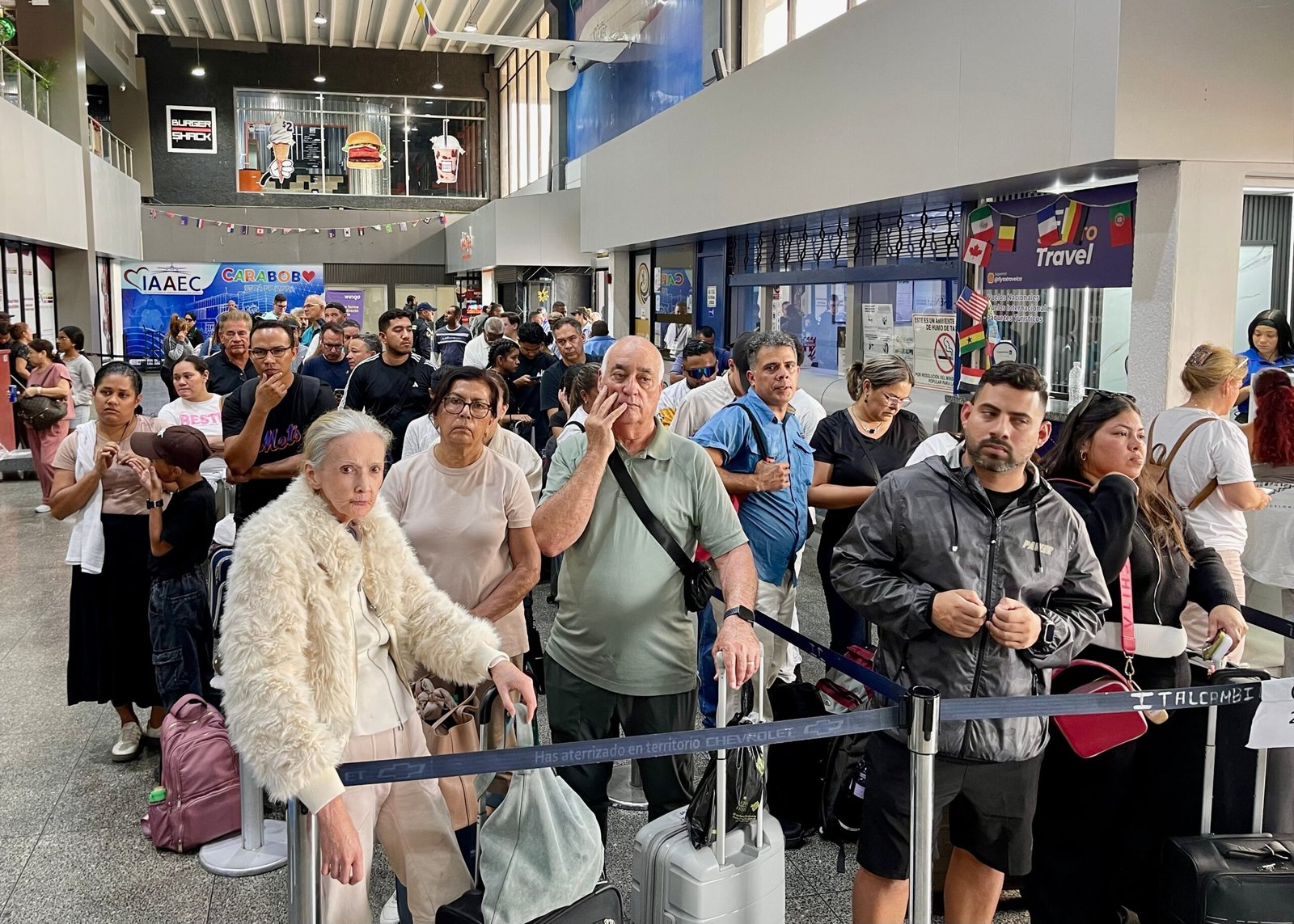 Filas de pasajeros en el aeropuerto de Valencia (Venezuela), el 3 de julio.