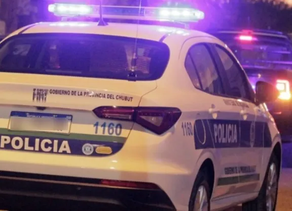 Los festejos en Rawson terminaron en batalla campal con dos policías heridos y dos patrulleros destrozados