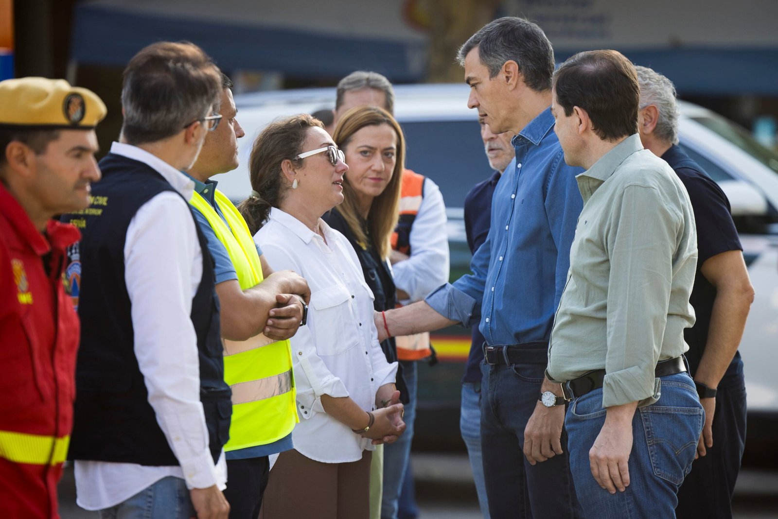 El presidente del Gobierno, Pedro Sánchez, este domingo en el puesto de mando avanzado en Navaluenga (Ávila).