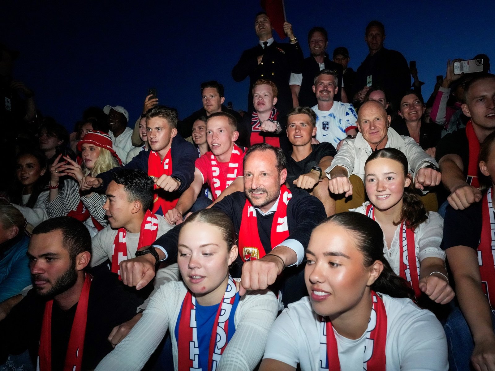 Los noruegos festejaron en Oslo y hasta el príncipe heredero al trono se sumó al remo vikingo