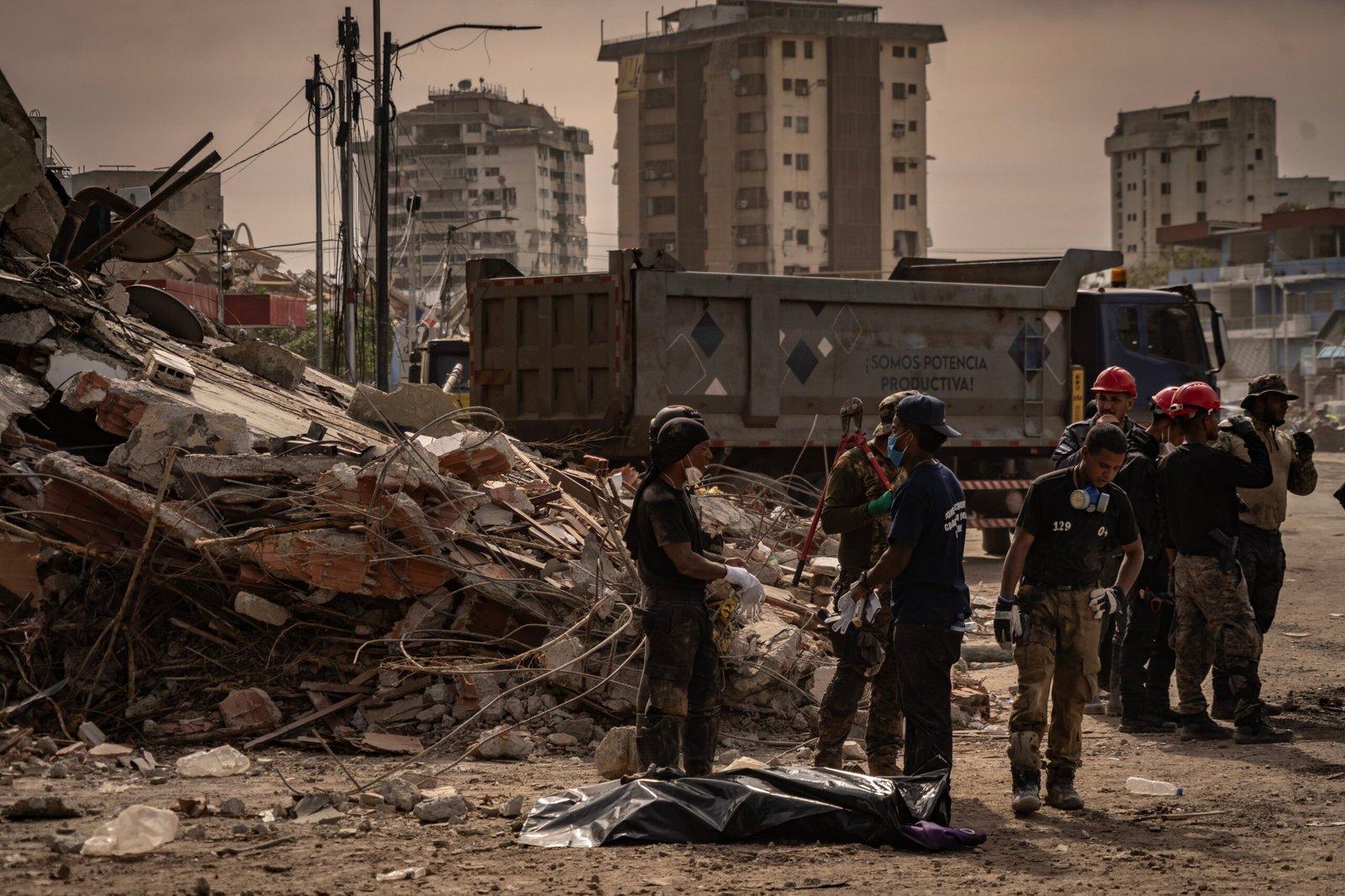 Tareas de búsqueda y rescate en La Guaira, Venezuela, el 29 de junio.