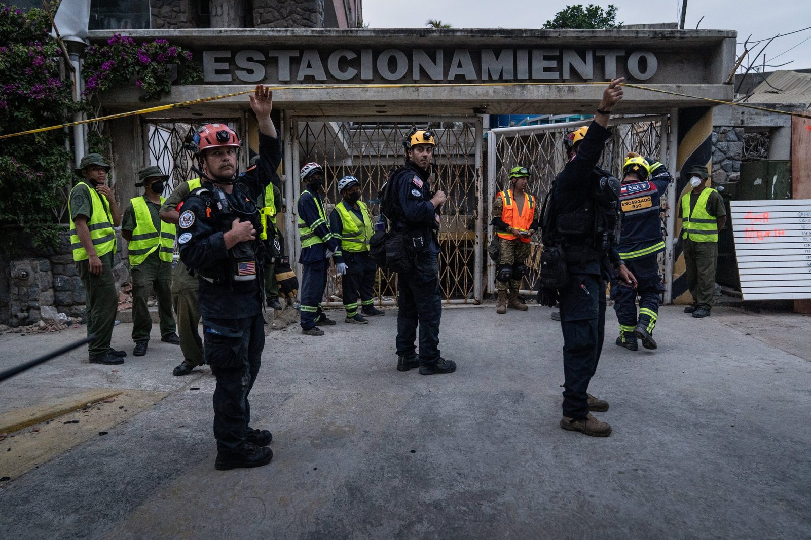 Equipos de rescate rabajan en la entrada al sótano donde se encuentra Hernán Gil, en La Guaira.