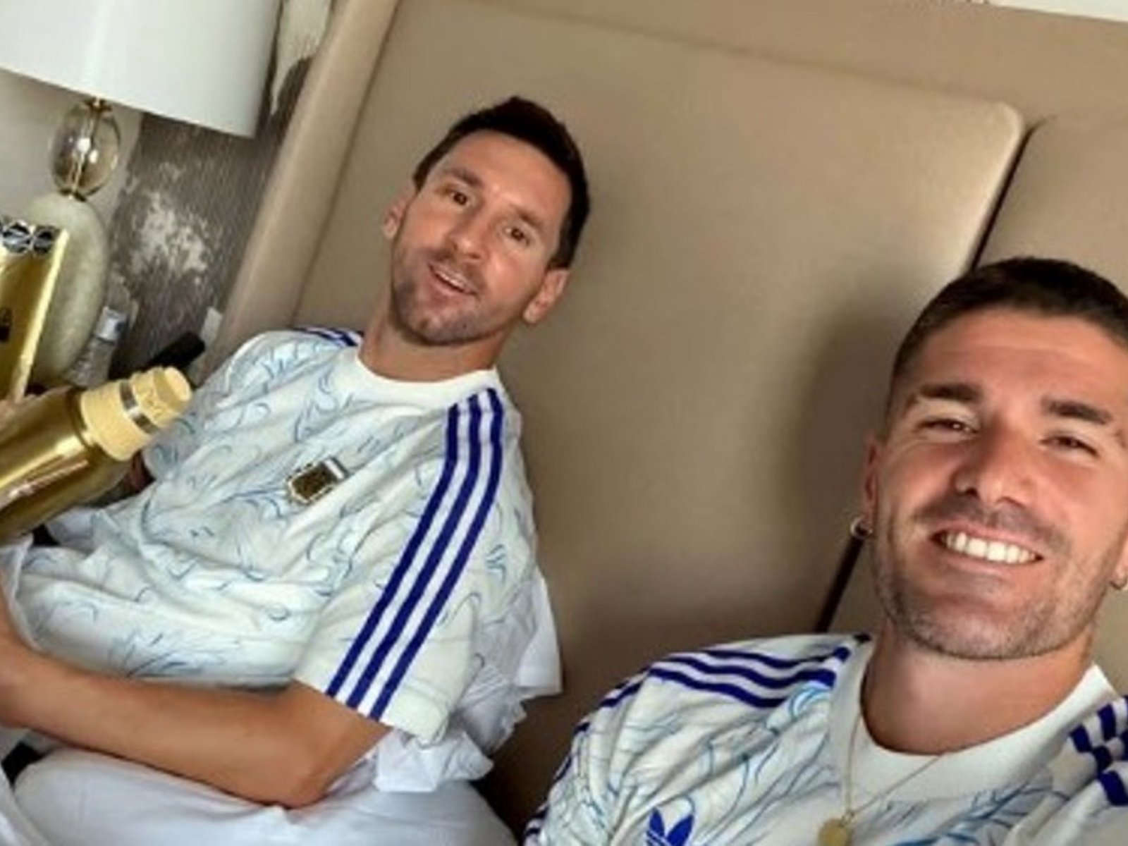 Messi y De Paul arrancaron con mate y alfajores argentinos, el día después de la histórica victoria ente Inglaterra