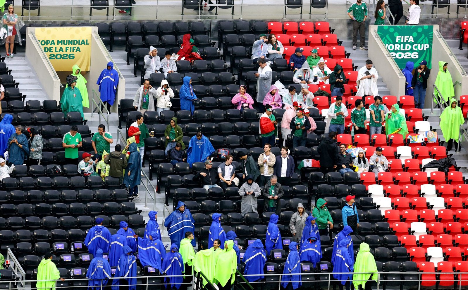 Una de las tribunas del Estadio Azteca durante la lluvia de este domingo.