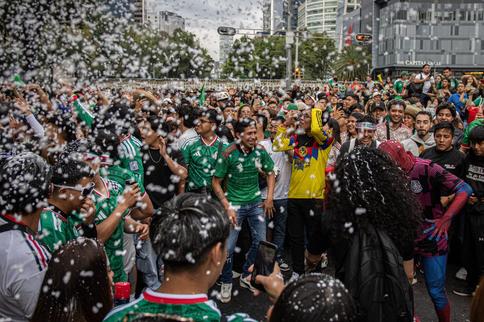 Aficionados asisten ver el partido México contra la selección de Chequia, en Ciudad de México, el 24 de junio.