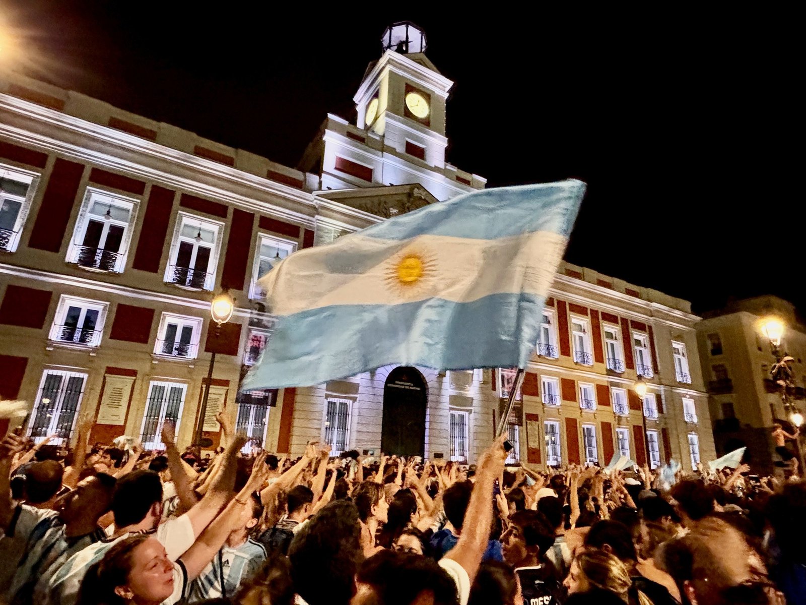 Miles de argentinos tiñeron de celeste y blanco la Puerta del Sol en Madrid tras la épica victoria de la Scaloneta ante Inglaterra