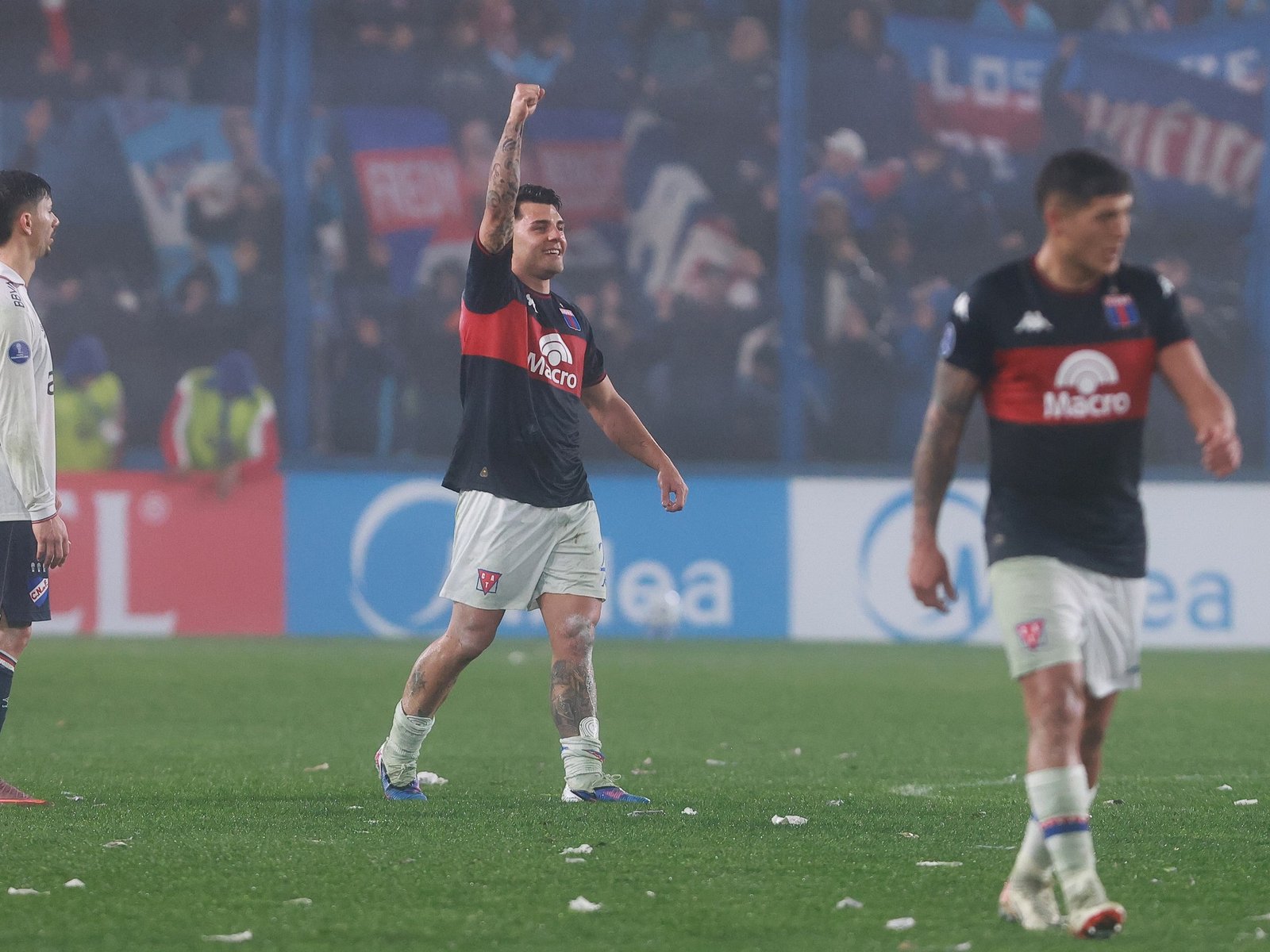 Nacional de Uruguay recibió a Tigre con la canción de España campeón, pero terminó goleado y silbado por su gente