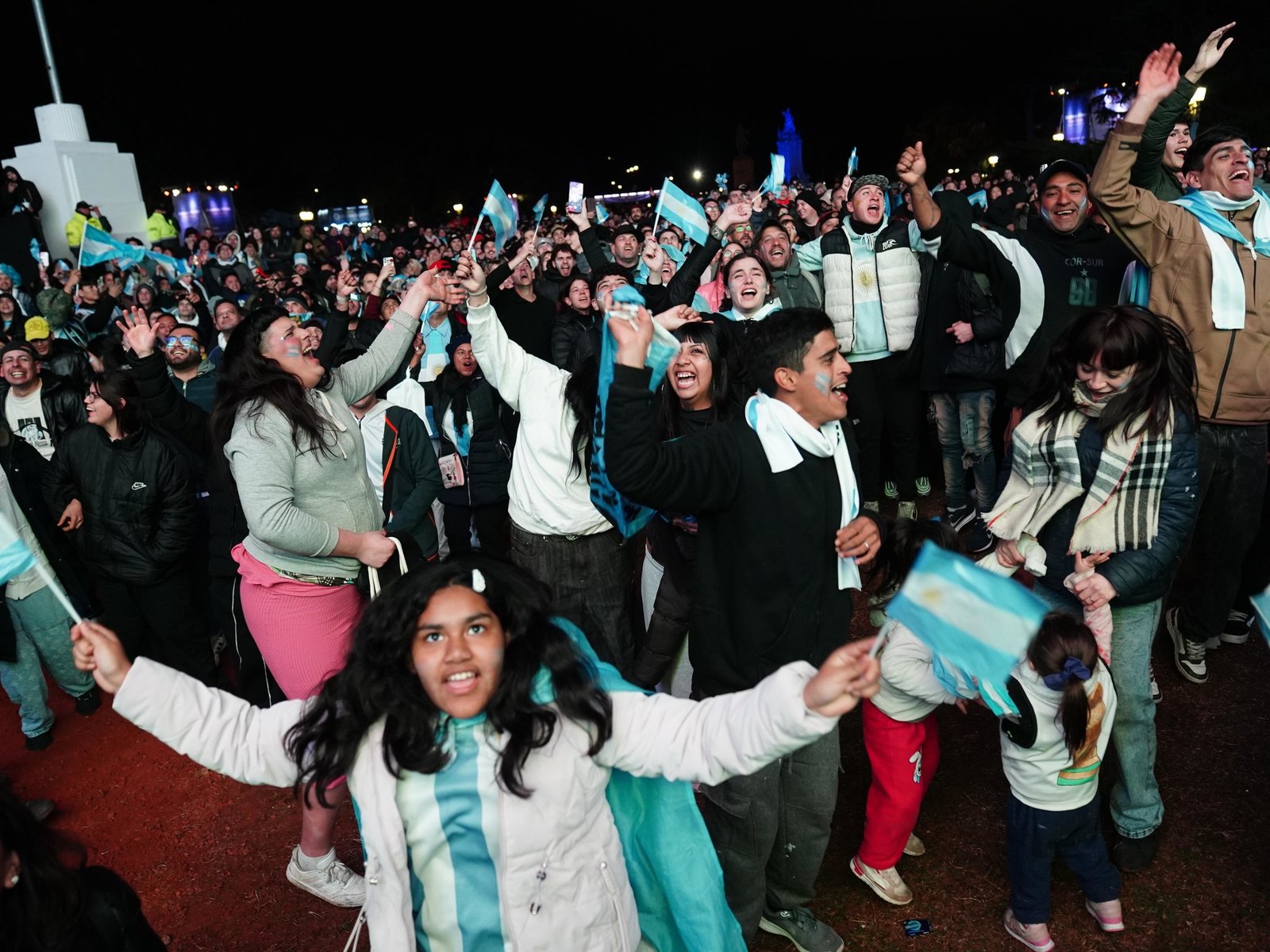 Ni la lluvia ni el frío pudo parar los festejos de los hinchas argentinos que deliraron con un nuevo triunfo agónico de la Selección