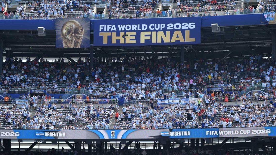 Paranoia o mano negra: las arengas de Messi y Dibu disparan las dudas de los hinchas argentinos