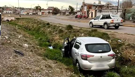 Perdió el control del auto al salir de una rotonda y terminó dentro de un canal de desagüe en Trelew