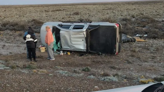 Perdió el control por el hielo y volcó en la Ruta 3
