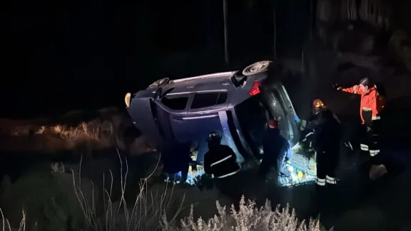 Perdió el control, volcó y terminó fuera de la Ruta 3