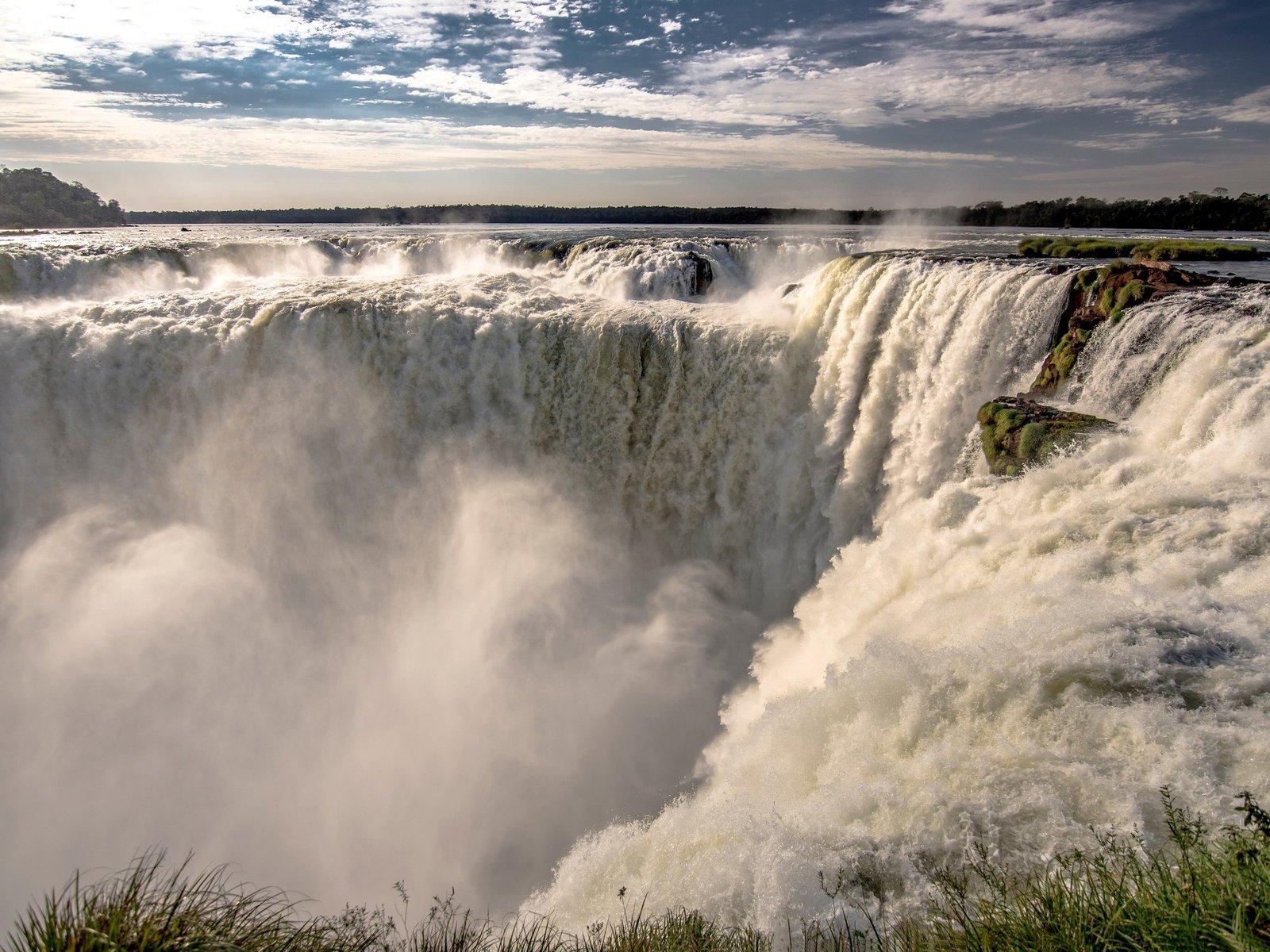 Por el fenómeno del Niño, el acceso a la Garganta del Diablo en las Cataratas cierra por tiempo indeterminado