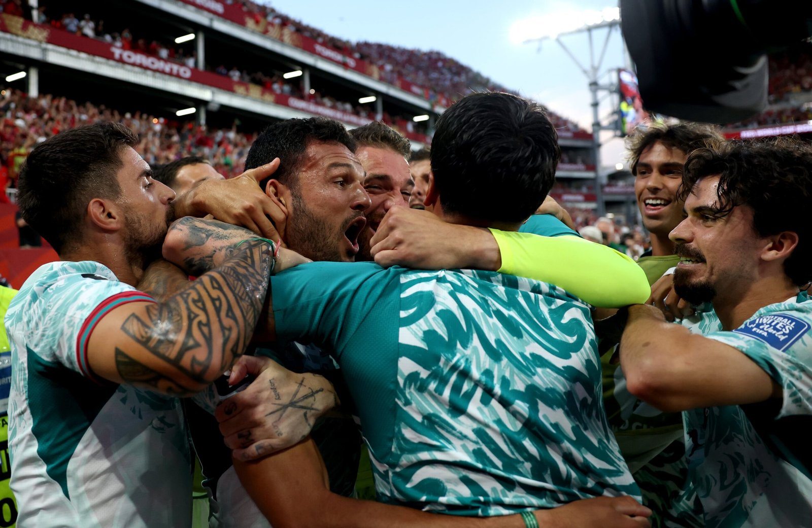 Los jugadores de Portugal celebran en el Toronto Stadium el gol del triunfo de Gonçalo Ramas ante Croacia en el minuto 94.