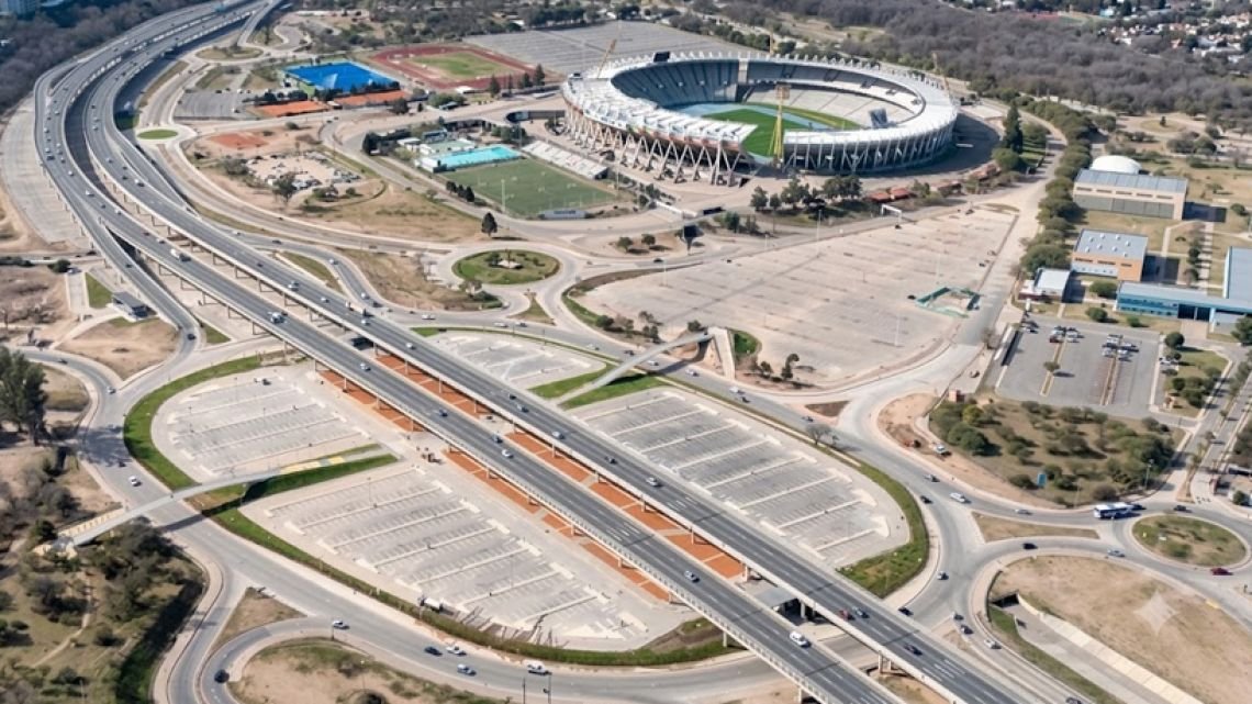 Primera prueba del estacionamiento del Kempes: entraron más de 2.000 autos y habrá modificaciones