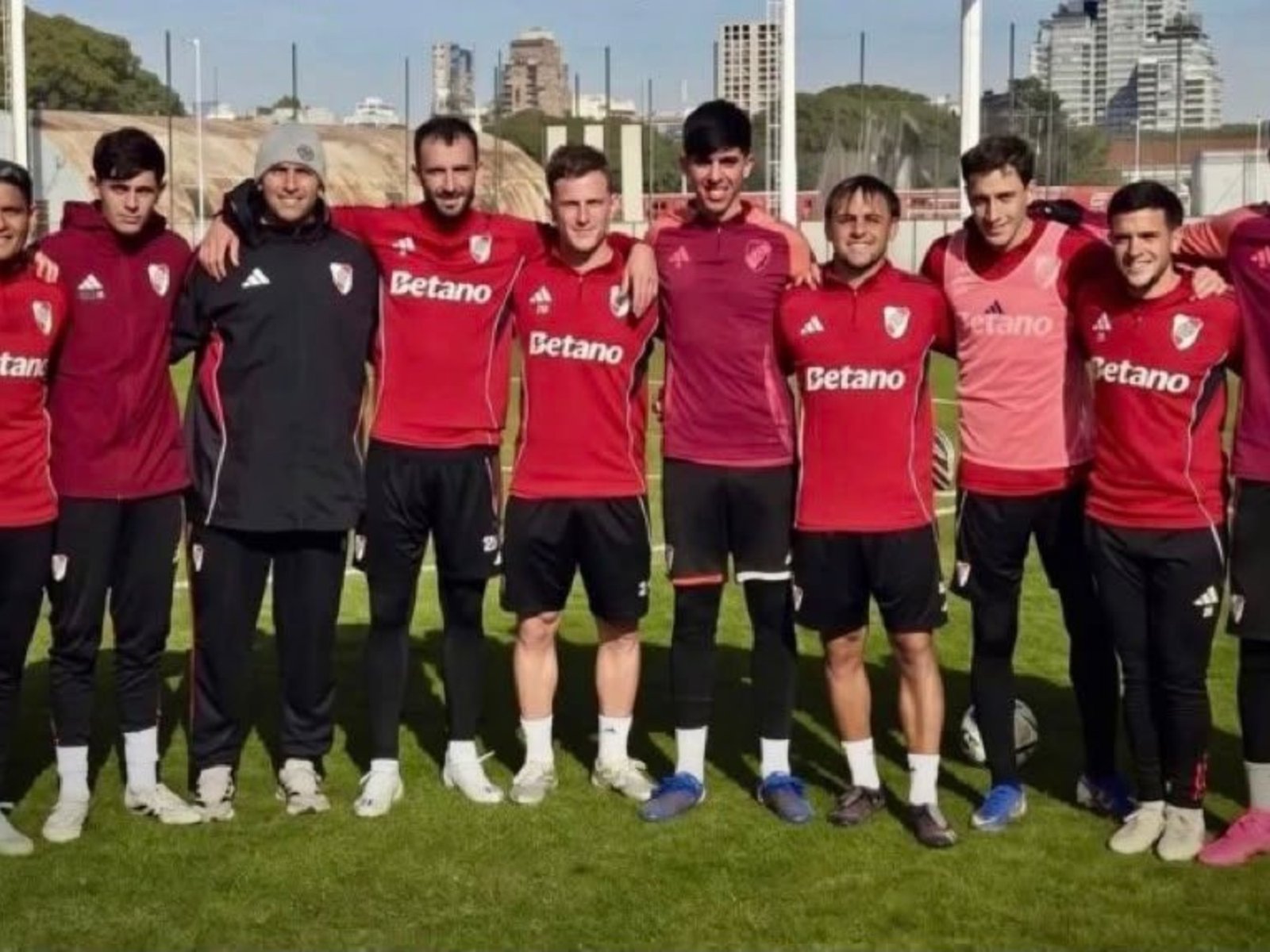 Quién es el jugador de River que se entrena en el predio de Cantilo y merece una segunda oportunidad según los hinchas