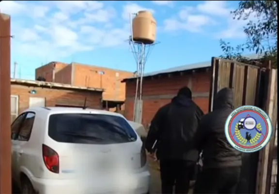 Recuperan un vehículo robado tras un allanamiento en el barrio Moreira 3 de Trelew
