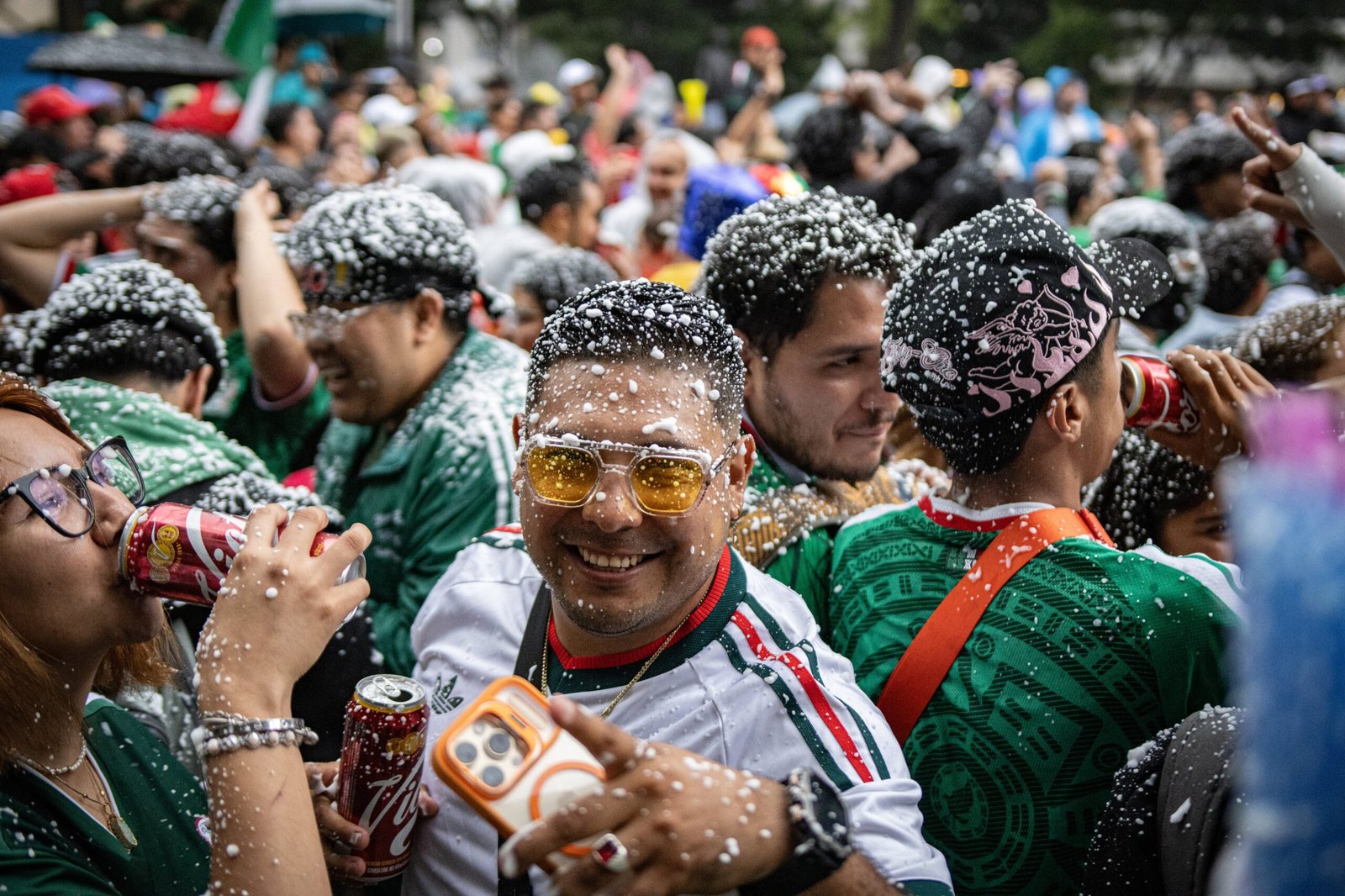 Aficionados mexicanos durante el partido de México contra Ecuador, en Ciudad de México, el martes.