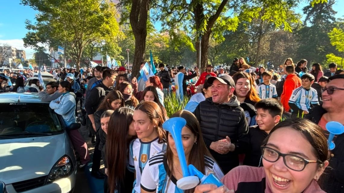 Resistencia explotó tras la remontada de Argentina: miles de hinchas coparon el centro