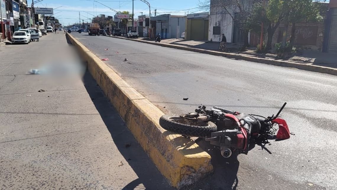 Resistencia: un motociclista murió al chocar contra una camioneta con tráiler