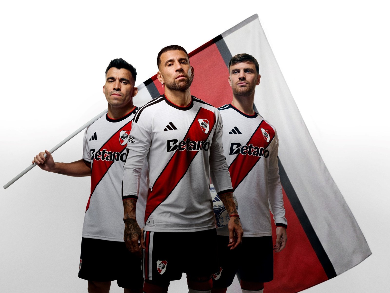 River presentó su nueva camiseta con Otamendi como figura estelar