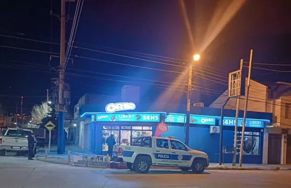 Rompió el vidrio de un minimarket y fue detenido gracias a las cámaras de seguridad