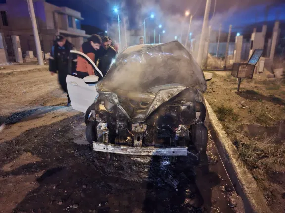 Susto en Rada Tilly: Salió por olor a quemado y encontró su auto envuelto en llamas