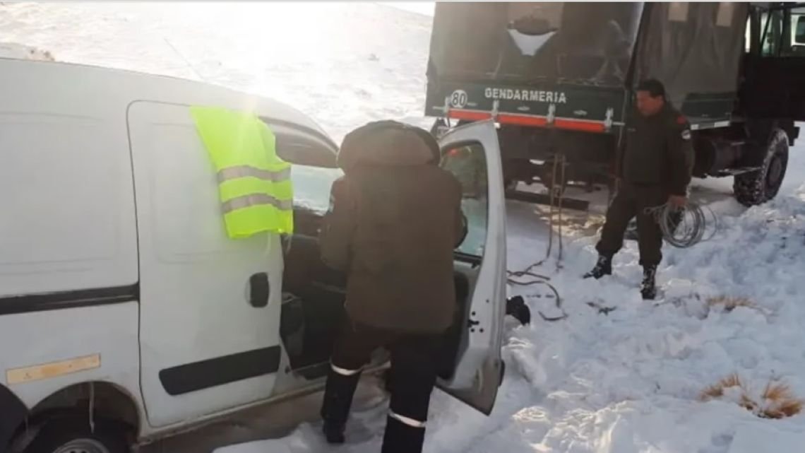 Temporal de nieve en Mendoza: rescataron a 23 personas atrapadas en alta montaña