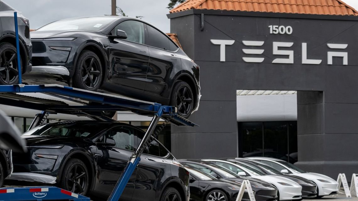 Tesla deja atrás caída de 2025 con aumento de 25% en las ventas de autos