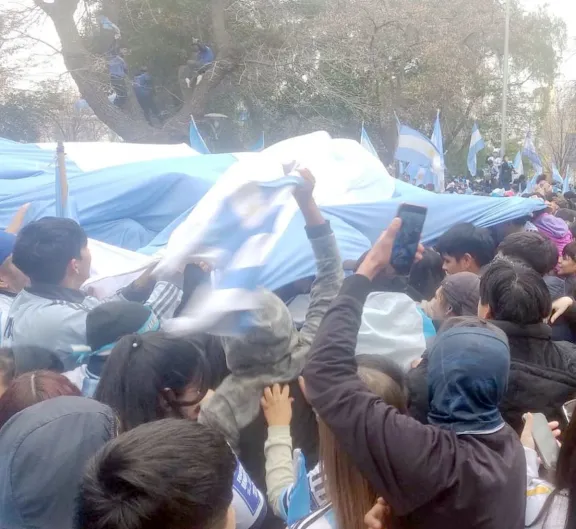 Trelew: un apuñalado, dos chicas cortadas con botellas y un joven salvajemente golpeado durante los festejos