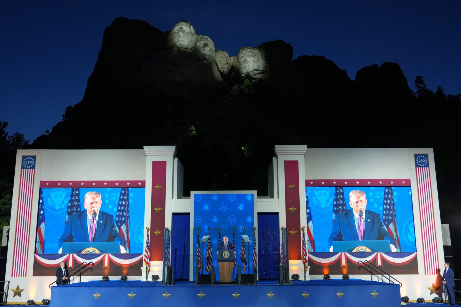 Trump conmemora el 250 aniversario de Estados Unidos en el monte Rushmore, donde aspira a ver su rostro