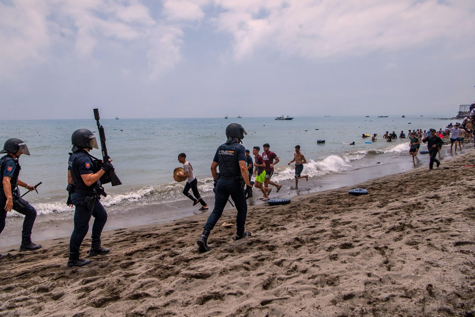 Última hora de la entrada de inmigrantes a Ceuta, en directo | Al menos siete migrantes han muerto al intentar entrar a nado en Ceuta