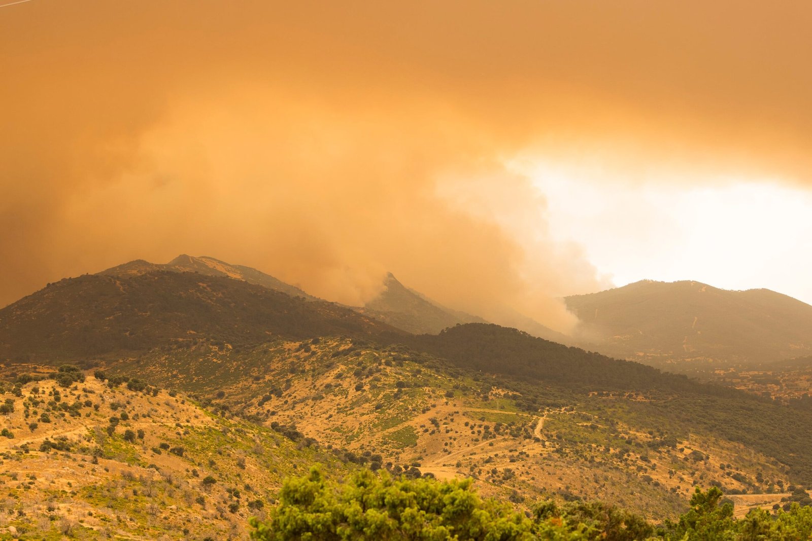 Vecinos y forestales observan el avance del fuego desde Zarzalejos, Madrid.