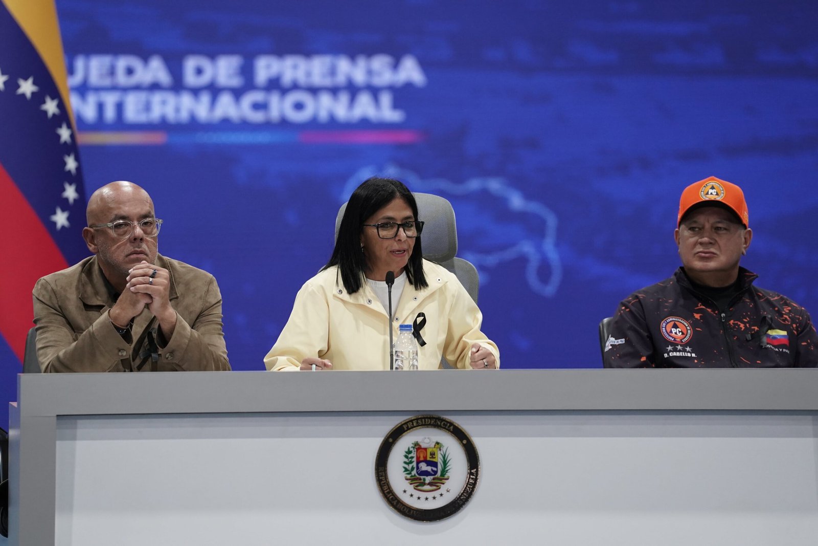 La presidenta interina de Venezuela, Delcy Rodríguez, se dirige a los medios de comunicación junto al presidente de la Asamblea Nacional de Venezuela, Jorge Rodríguez, y al ministro del Interior, Diosdado Cabello.