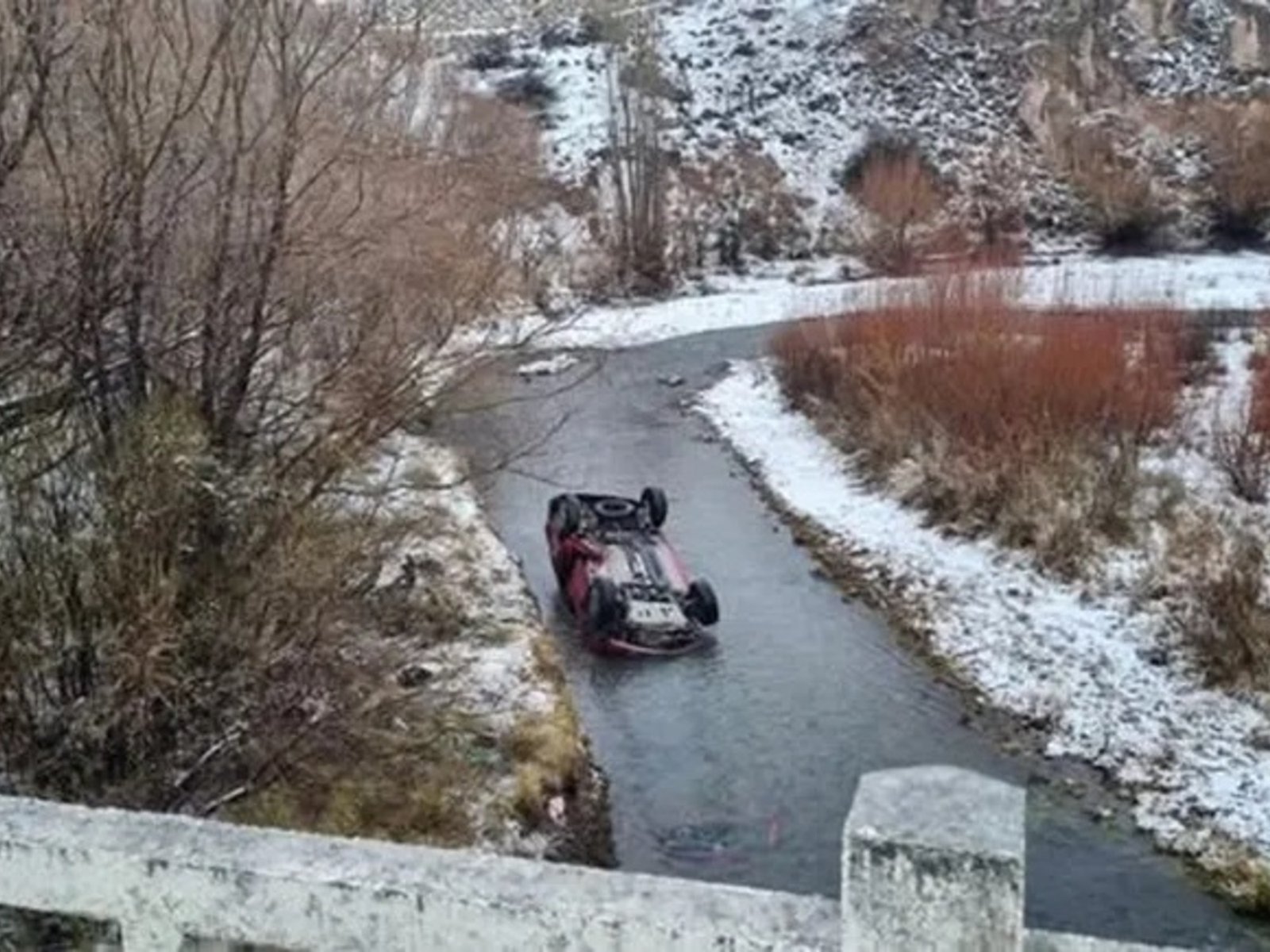 Un auto despistó en una ruta con aguanieve, cayó a un arroyo y murió una nena de 9 años