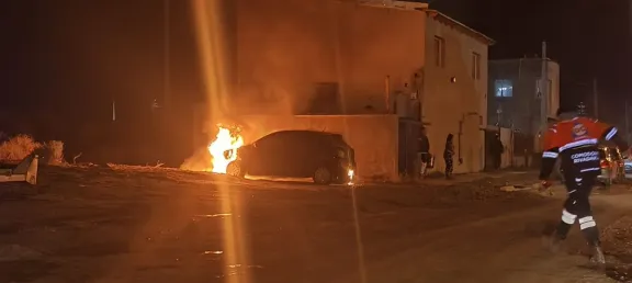 Un auto se incendió durante la madrugada y generó preocupación