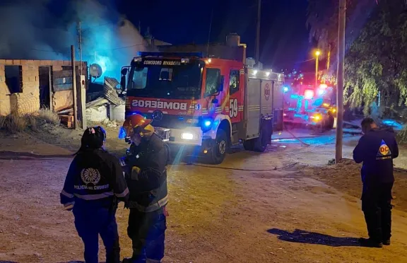 Un cortocircuito provocó pérdidas totales en una casa, y un menor sufrió quemaduras en un pie