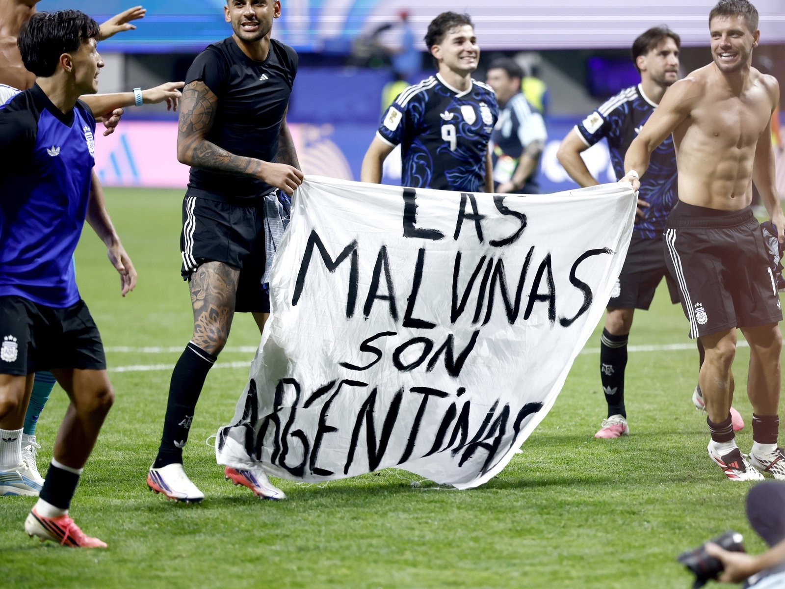 Un exasesor de Margaret Thatcher pidió sanciones contra los futbolistas argentinos de la Premier League por la bandera de Malvinas y el Gordo Dan salió a cruzarlo